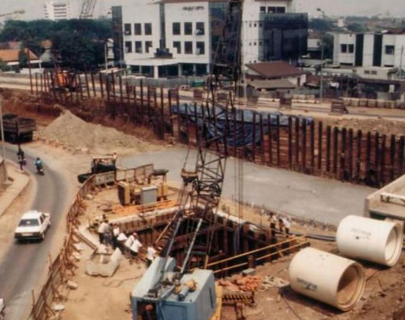 Pengerjaan Pipa Air Mentah di Pejompongan